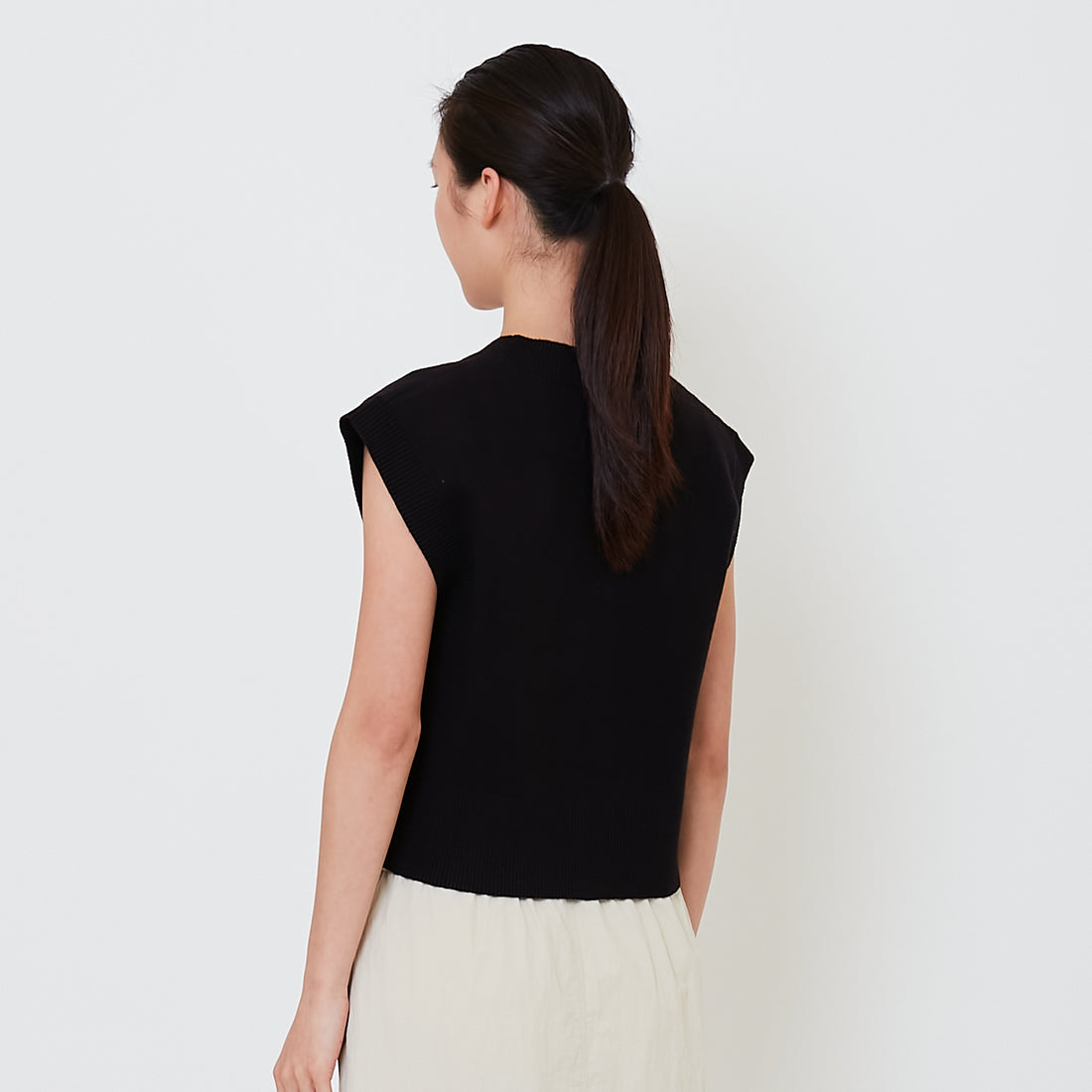 Women V-neck Knit Top - Black - SW2502041B